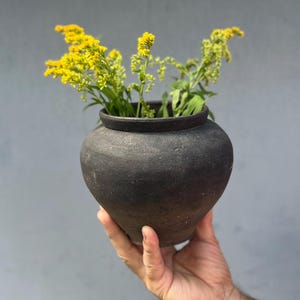 Maceta vintage de arcilla negra de 14,5 cm, jarrón rústico ucraniano ahumado, cerámica Wabi Sabi, decoración rústica de granja, pieza única.