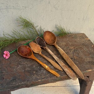 Zeer oude houten lepel, handgemaakte lepel, rustieke lepel, unieke lepels, cadeaulepel, oerlepel, antieke lepel, primitief decor, vier lepels