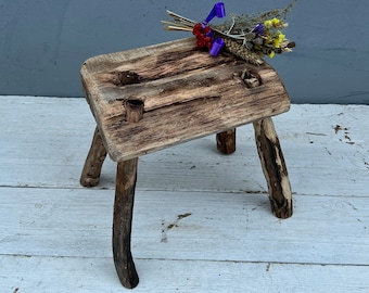Rustikaler Hocker aus Naturast (25 cm), Vintage-Bauernhausbank aus Holz, Akzente mit Dreibeinbein