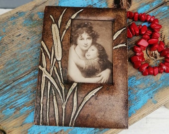 Foto victoriana vintage en blanco y negro, foto antigua, foto única, marco de fotos antiguo de cartón repujado, marco de fotos vintage con cierres de latón