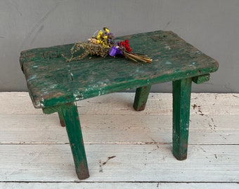Antiker ukrainischer Hocker, rustikaler Pflanzenständer aus Holz, Wabi-Sabi-Bauernhausdeko