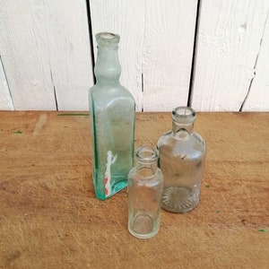 Glazen flessen, Medische flessen, Klein interieur, Vintage flessen, Unieke flessen, Vintage glas, Driehoekige fles, Drie flessen, Vintage