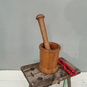 Cuenco de madera antiguo, taza de madera, mortero de madera, utensilios de madera, cubo antiguo, madera rústica, mortero macizo, decoración rústica, mortero vintage