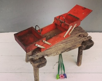 Baúl de madera antiguo, pequeño cofre rústico, decoración primitiva