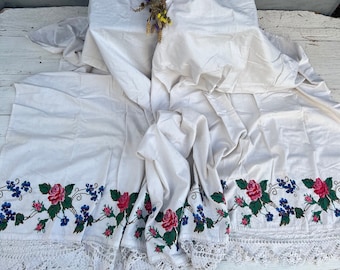Mantel vintage de 193 cm con bordado floral en punto de cruz, rosas bordadas a mano, borde de encaje de ganchillo, lino estilo granja cottagecore.