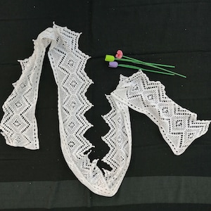 Volant lavorato a maglia, Decorazione unica per copriletto, Arredamento rustico, Arredamento per camera da letto, Lavorato a mano, Casa di campagna, Maglieria, Arte popolare, Arredamento vintage