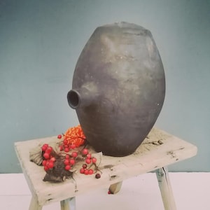 Stor vintage ukrainsk lervas, rökt rustik Wabi Sabi folkkeramik (33 cm hög)