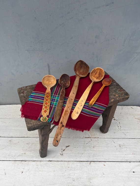 Handgeschnitzter Holzlöffel, rustikales Küchenutensil, Landhausdekor, Mid-Century-Stil