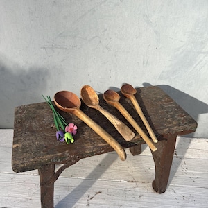 Zeer oude houten lepel, handgemaakte lepel, rustieke lepel, unieke lepels, cadeaulepel, oerlepel, antieke lepel, primitief decor, vier lepels