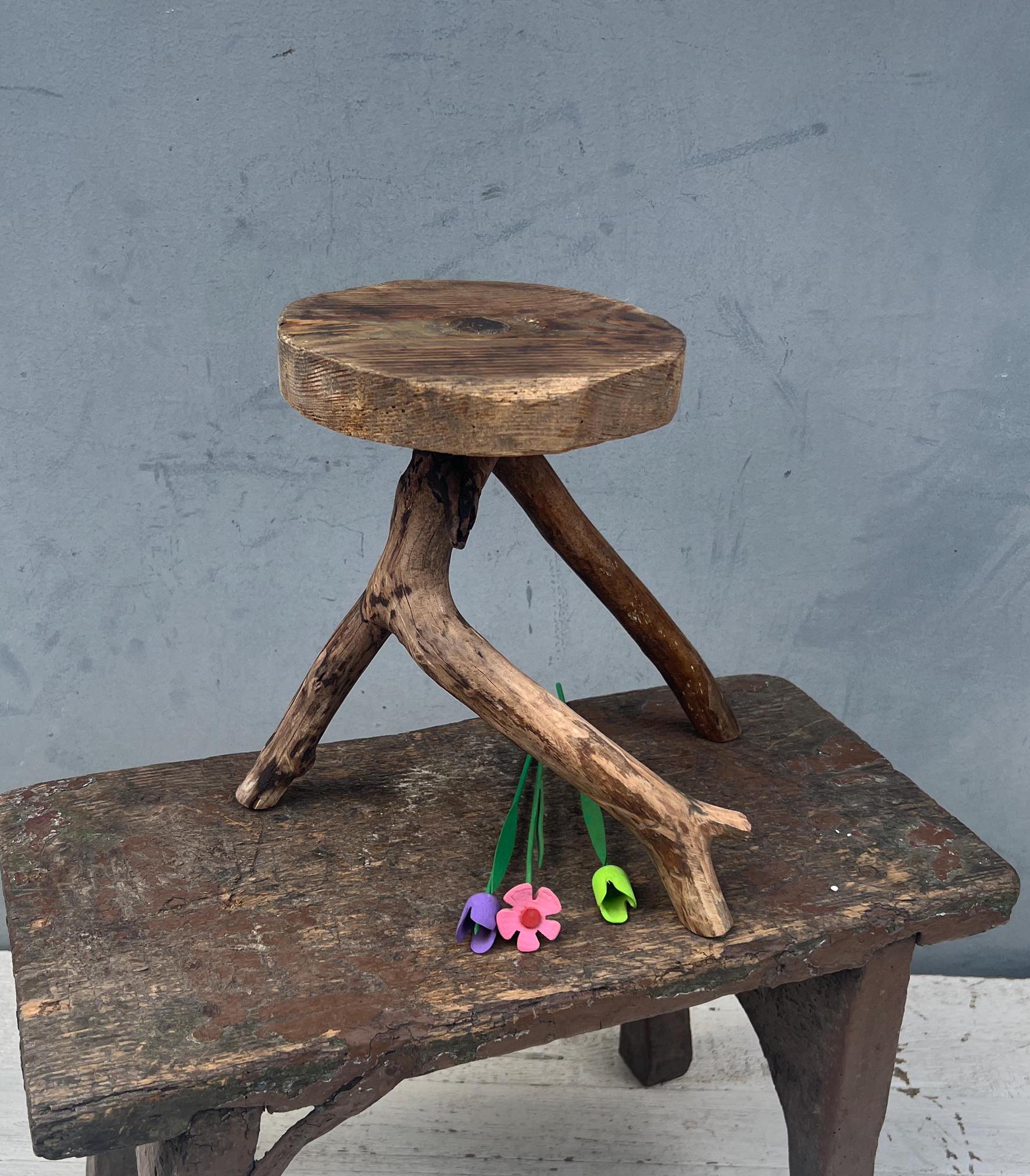 Houten Kruk Nova met Retro Design en Ronde Vormen - KNUS Living