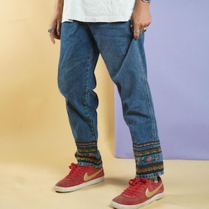 Jeans vintage anni &#39;90 a vita alta con dettagli floreali ricamati e foderati