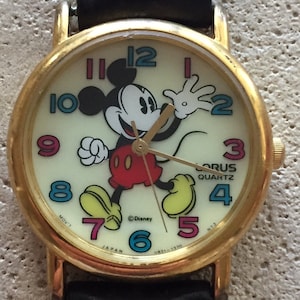Vintage Disney Lorus mickey japan qtz unisex watch RARE lumibrite multi-color numbers dial 31mmx35x6mmcase newbatt runs well V821-0370R1