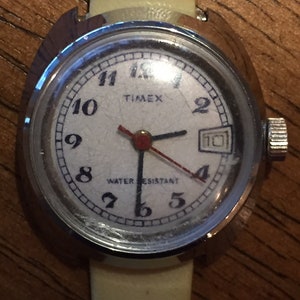 ヴィンテージ タイメックス レディース 機械式 巻き上げ式 腕時計 日付表示付き 大型 直径 30 mm 深さ 10 mm ホワイト ダイヤル / ラバー ストラップ 動作良好