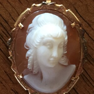 Vintage 14k SOLID gold sardonyx cameo pendant/necklace   4.4grams nice condition w gold filled chain c 1960s