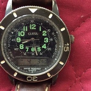 Vintage Guess RARE Herren Digital/Analog Modell Japan Qtz Uhr schwarzes Ziffernblatt w / r3atm neue Batt läuft gut gemacht 1995