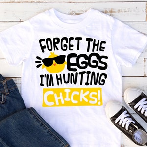 Oubliez les oeufs que je chasse aux poussins svg, svg de Pâques drôles de garçons, svg poussin chasseur, svg chasse aux oeufs garçon, svg chemise de Pâques garçon