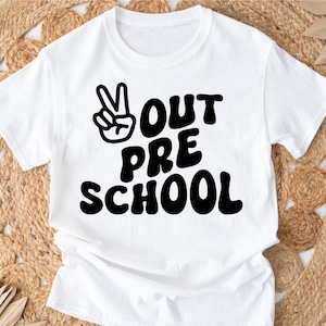 Peace Out Prescolare in formato SVG, Ultimo giorno di scuola materna in formato SVG, Laurea in età prescolare in formato SVG, Ondulato Retro Prescolare in formato SVG