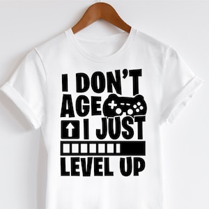 I Don't Age I Just Level Up svg, Gamer Geburtstag svg, lustige Gaming svg, Videospiel-Geburtstag svg, Gamer-Shirt svg, Gaming-Geburtstag svg