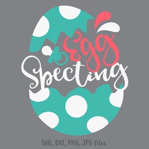 Pode incluir: Um design de ovo turquesa e branco com bolinhas com as palavras "Egg Specting" em uma fonte de script. O ovo est&aacute; rachado, revelando um gr&aacute;fico de chupeta. O fundo &eacute; cinza.