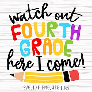 Kijk uit eerste leerjaar Here I Come svg, grappige 4e leerjaar SVG, 4e leerjaar terug naar school svg, 4e leerjaar eerste dag van school shirt svg