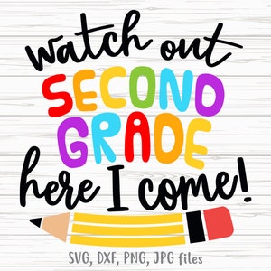 Kijk uit eerste leerjaar Here I Come svg, grappige 2e leerjaar SVG, 2e leerjaar terug naar school svg, 2e leerjaar eerste dag van school shirt svg
