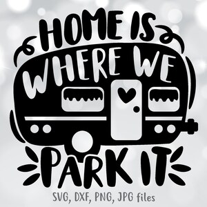 El hogar es donde lo estacionamos, SVG de autocaravana, SVG de amante de la vida al aire libre, SVG de autocaravana feliz, RV con remolque, SVG de cita de campamento, archivo de corte de silueta y Cricut