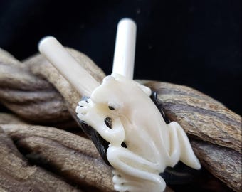 Tree Frog on Leaf Kuripe - Hand Carved Bone