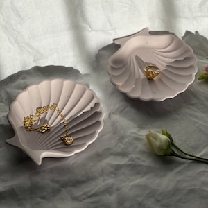 Plato para baratijas de concha / Plato para baratijas de joyería / Plato para baratijas de anillos / Plato para baratijas de joyería hecho a mano / Decoración de primavera