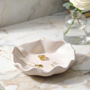 Plato de concha de almeja / Bandeja para joyas de concha de jesmonita / Decoración costera para el hogar / Cuenco decorativo hecho a mano / Plato para anillos / Porta joyas