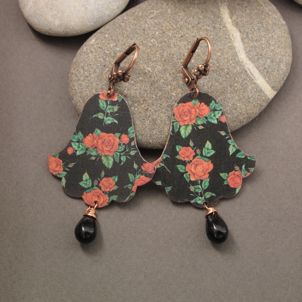 Boucles d'oreilles florales artisanales en cuivre motif roses sur fond noir style bohème chic