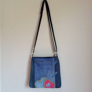 Upcycled Denim Crossbody Bag: Patchwork Schultertasche mit Taschen