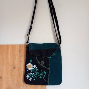 Handgemachte, recycelte, florale Denim-Umhängetasche für Frauen und Mädchen mit verstellbarem Riemen und Taschen, bestickte Upcycle-Denim-Umhängetasche