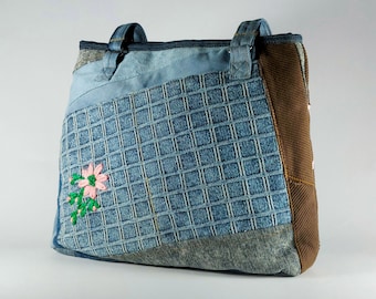 ハンドメイド デニム パッチワーク トートバッグ 花柄 ハート 手作りの花柄刺繍入りデニムトートバッグ：アップサイクル