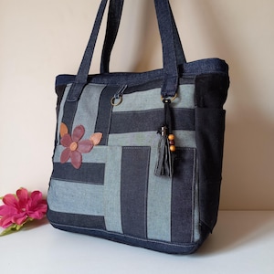 Ręcznie robiona patchworkowa torba z dżinsu: torba z recyklingu ze skórzanym kwiatem