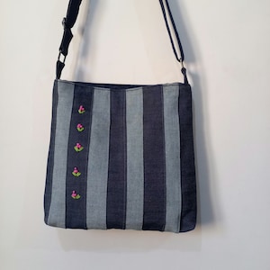 Sac à bandoulière brodé unique avec bandoulière réglable, sac à bandoulière en jean pour femme et fille, sac à main en patchwork lavable en machine,