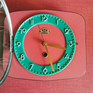 Horloge formica vintage pendule murale silencieuse FFR Morbier rouge vert image 9