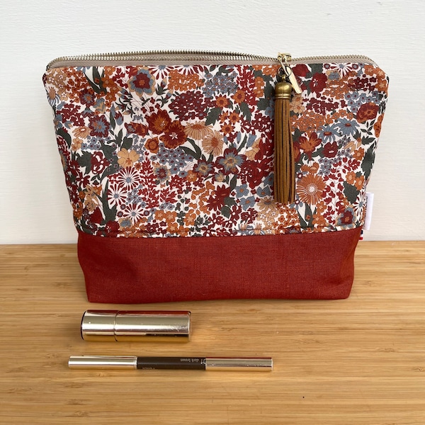 Trousse de maquillage en Liberty Margaret Annie écureuil . La  base de la trousse est en lin .