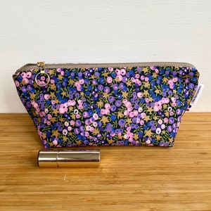 Trousse de maquillage molletonnée en Liberty Wiltshire Stars violet . Trousse d’école . Trousse makeup .