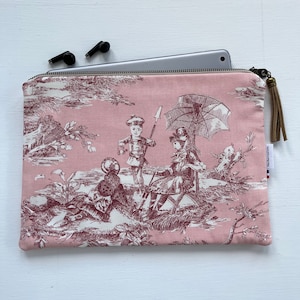 Funda para tablet, iPad o ordenador de 10 pulgadas en toile de Jouy rosa. Bolsa para tableta.