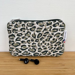 Fleece-Beutel aus Jacquard mit Leopardenmuster in Khaki und Beige. Handytasche. Kartenhalter.