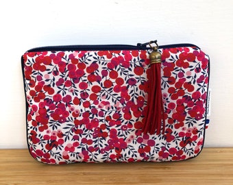 Pochette  molletonnée en liberty rouge . Pochette téléphone . Liberty Wiltshire rouge. Pochette maquillage . Cadeau enseignant .