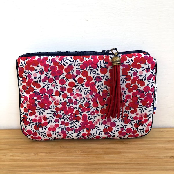 Pochette  molletonnée en liberty rouge . Pochette téléphone . Liberty Wiltshire rouge. Pochette maquillage . Cadeau enseignant .