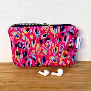 Pochette molletonnée rose en coton imprimé léopard multicolore . Pochette téléphone . Tissu Ettavee .