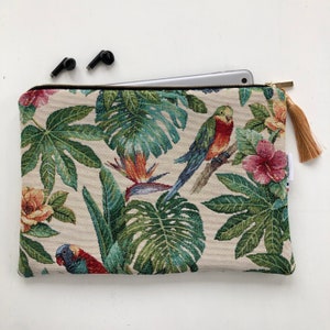 Fleece cover in green and beige jacquard fabric with bird print for tablet, iPad or 10-inch computer.