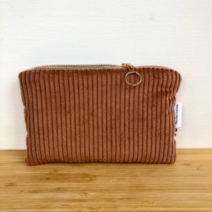 Pochette imbottita in velluto a coste grosse nocciola. Custodia per telefono.