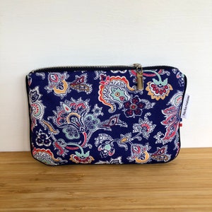Pochette  molletonnée en liberty Cachemire violet . Pochette téléphone .