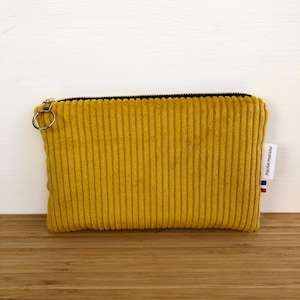Pochette en velours jaune  grosses cotes . Pochette maquillage . Pochette téléphone .