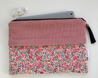 Housse molletonnée en Liberty Wiltshire pois de senteur et en velours grosses cotes rose  pour tablette , iPad .