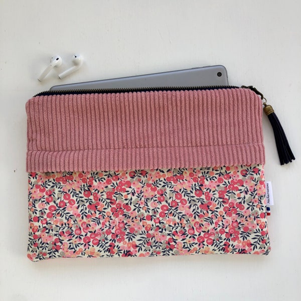 Housse molletonnée en Liberty Wiltshire pois de senteur et en velours grosses cotes rose  pour tablette , iPad .