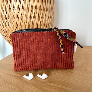 Pochette  molletonnée en velours grosses côtes brique . Pochette téléphone .